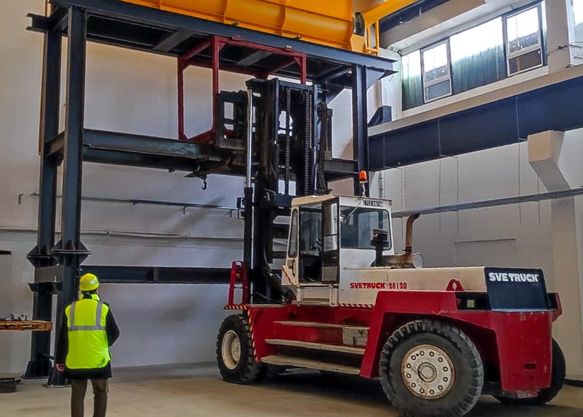 Zware Svetruck-heftruck in een industriehal