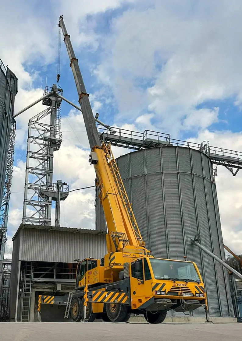 Endustriyel bir silonun yaninda Terex mobil vinc