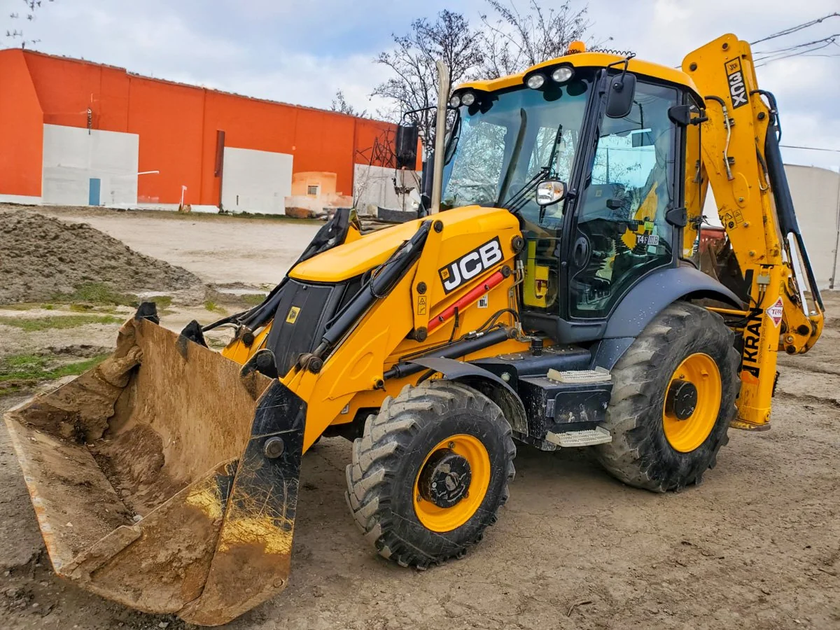 Santiye sahasinda on kepceli JCB kazici yukleyici