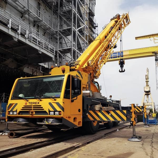 Avtokran Terex v promyshlennoi zone