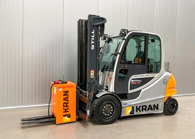 Bir salonda alev almaya dayanikli STILL RX60-40 forklift