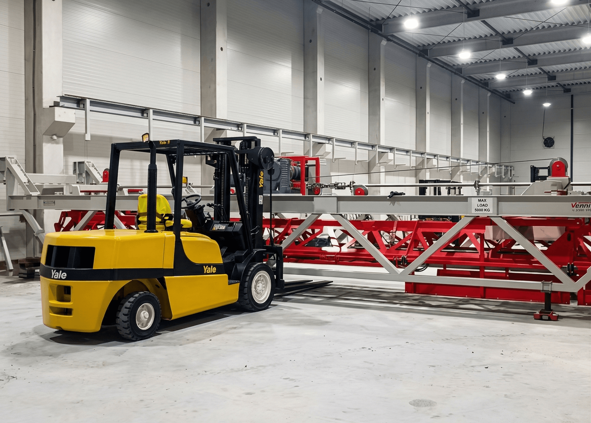Yale-heftruck die een metalen constructie vervoert