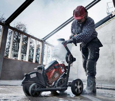 Masina de taiat beton in timpul lucrului