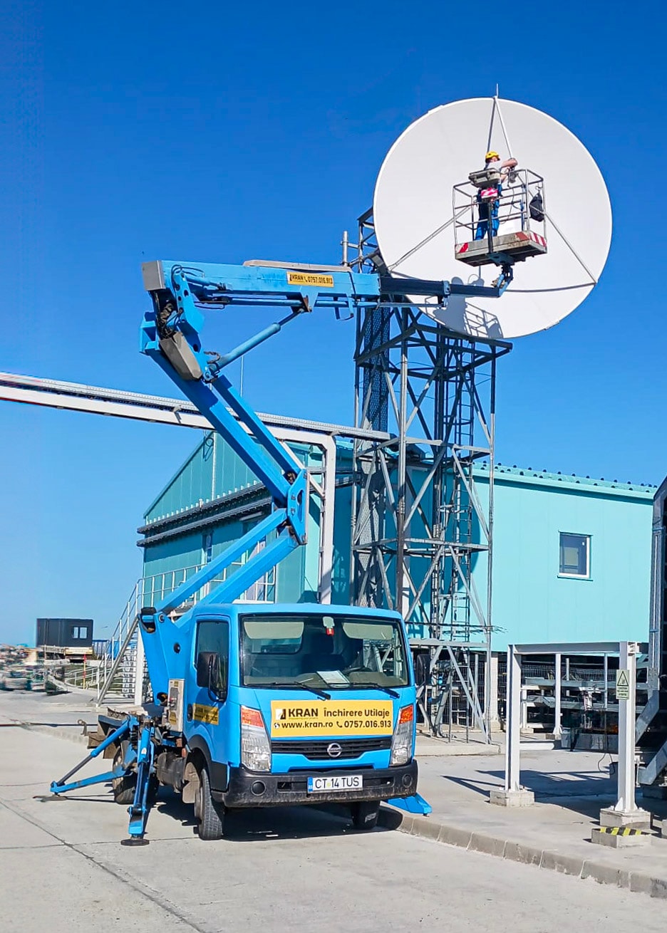Hoogwerker gebruikt voor de montage van een schotelantenne