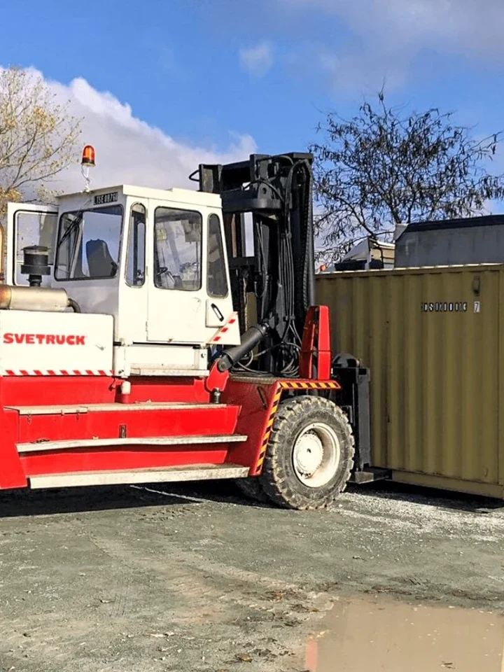 Svetruck con contenedor en obra — manipulación de contenedores Kran