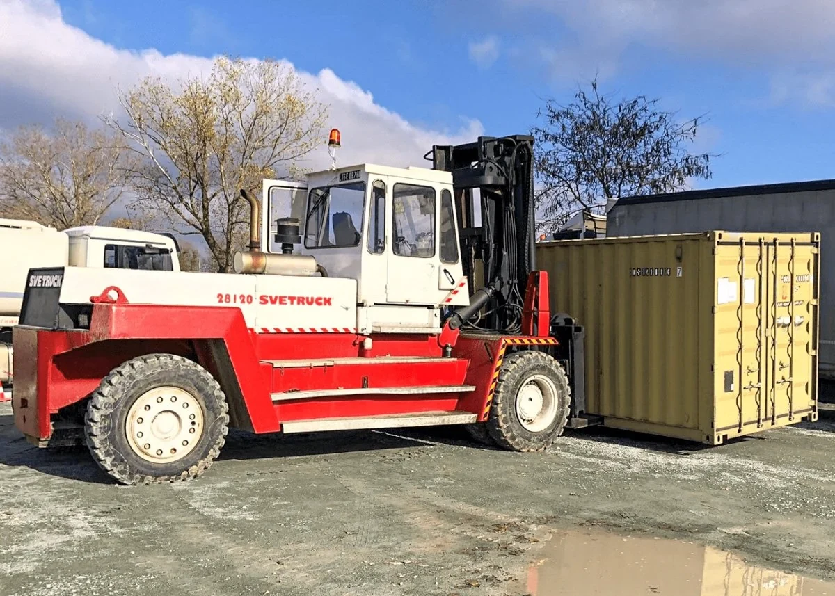 Svetruck con contenedor en obra — manipulación de contenedores Kran
